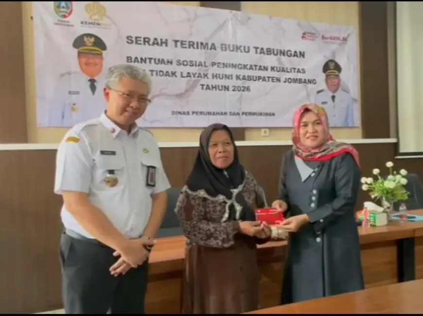 Tiga Nama Warga di Jombang Terima Buku Tabungan PK-RTLH Usulan Mbak Ita