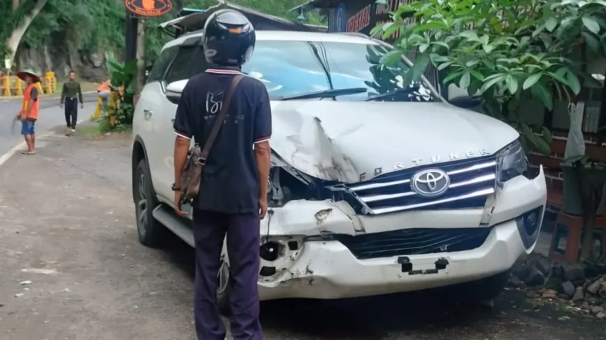 Fortuner Ringsek Tertimpa Batu di Trenggalek