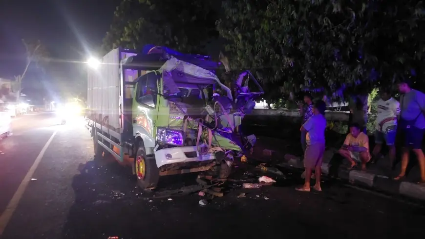 Truk Engkel Hantam Truk Besi di Probolinggo, Dua Kernet Tewas