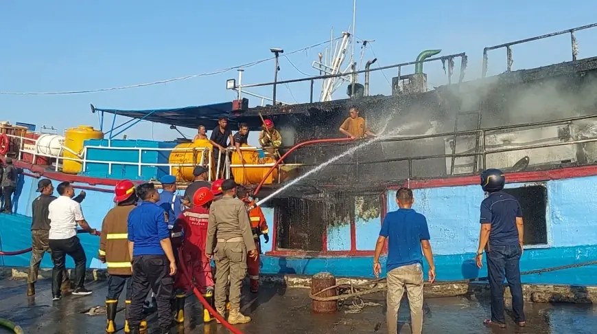 Kapal Ikan KM Gracias Tanjung Perak Terbakar di Pelabuhan Probolinggo, Kerugian Capai Ratusan Juta