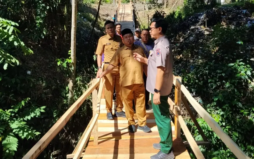 Jembatan Kayu Jadi Alternatif Pejalan Kaki Selama Pembangunan Jembatan Sentong Bondowoso