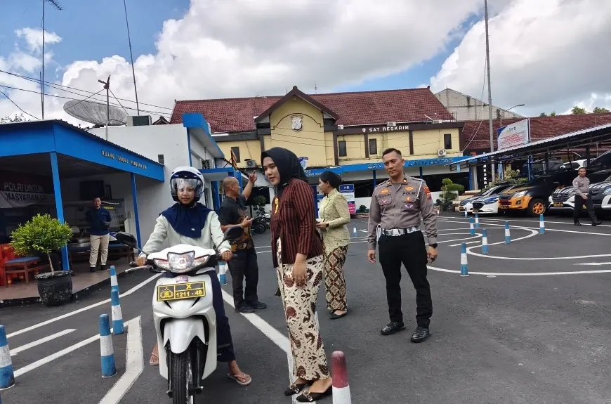 Polwan Berkebaya Layani Pemohon SIM di Polres Blitar Kota pada Hari Kartini
