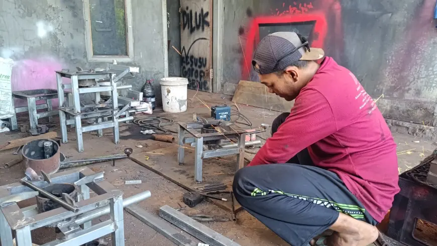 Warga Blitar Ciptakan Kompor Berbahan Bakar Oli Bekas di Tengah Kelangkaan Elpiji