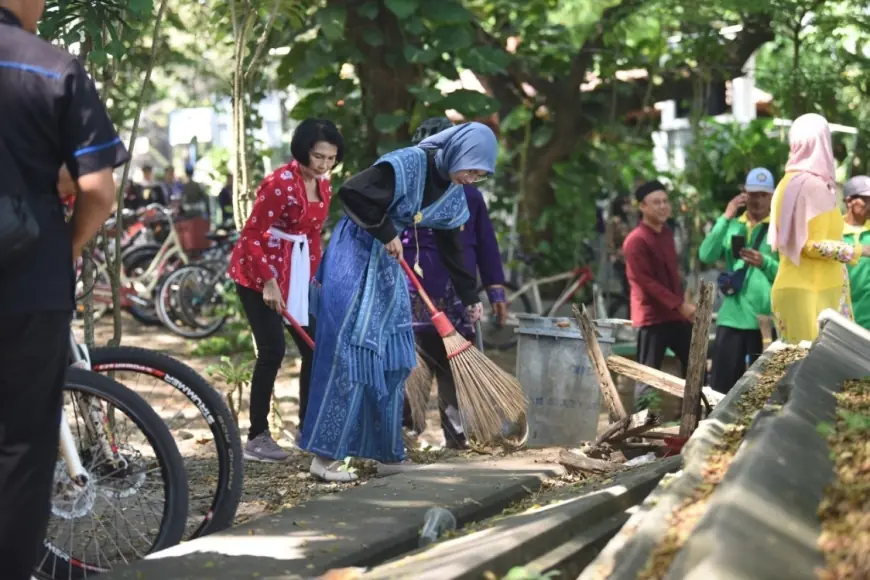 Tak Segan Angkat Sapu Meski Berkebaya, Wali Kota Kediri Turut Bersihkan Bantaran Sungai Brantas