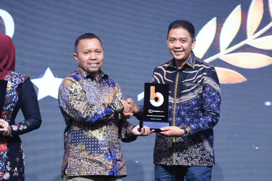 Gus Fawait Terima Penghargaan Tokoh Pengentasan Kemiskinan Berbasis Akselerasi Pembangunan