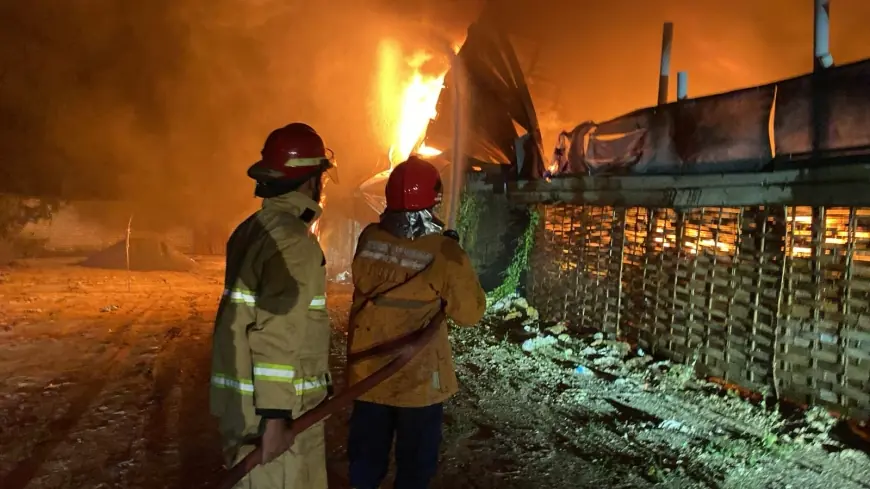Gudang Biji Plastik di Kedamean Gresik Terbakar, 24 Personel Damkar Berjibaku Padamkan Api