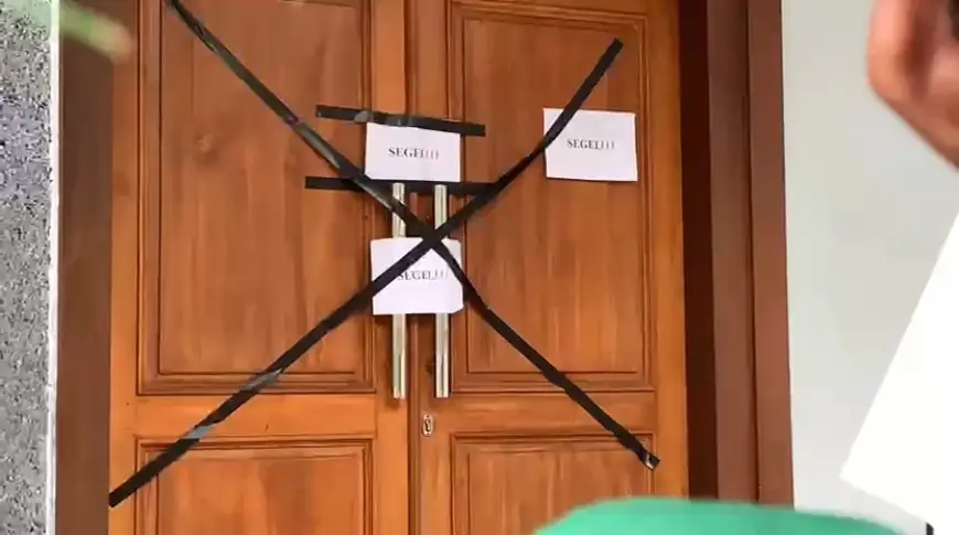 Mahasiswa Segel Kantor DPRD Tulungagung, Kecewa Audiensi Ditunda