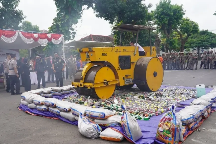 Ribuan Batang Rokok Ilegal dan Ratusan Botol Minol di Kediri Dimusnahkan