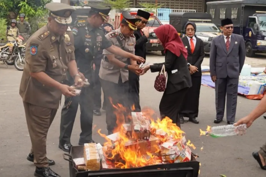 Ribuan Batang Rokok Ilegal dan Ratusan Botol Minol di Kediri Dimusnahkan