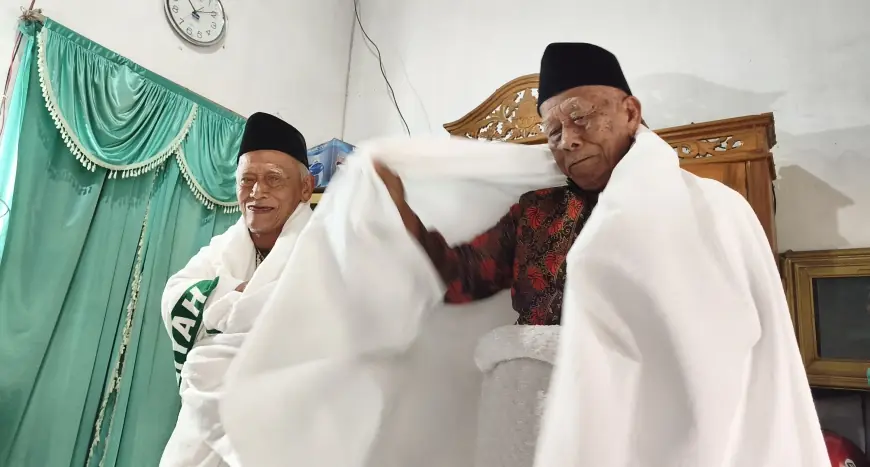 9 Tahun Menunggu, Dua Lansia Blitar Akhirnya Berangkat Haji Bersama