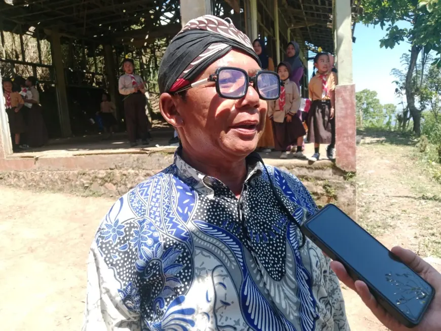 Setia di Ujung Jalan Terjal: Kisah Penjaga Sekolah, 21 Tahun Mengabdi di Pelosok Bondowoso