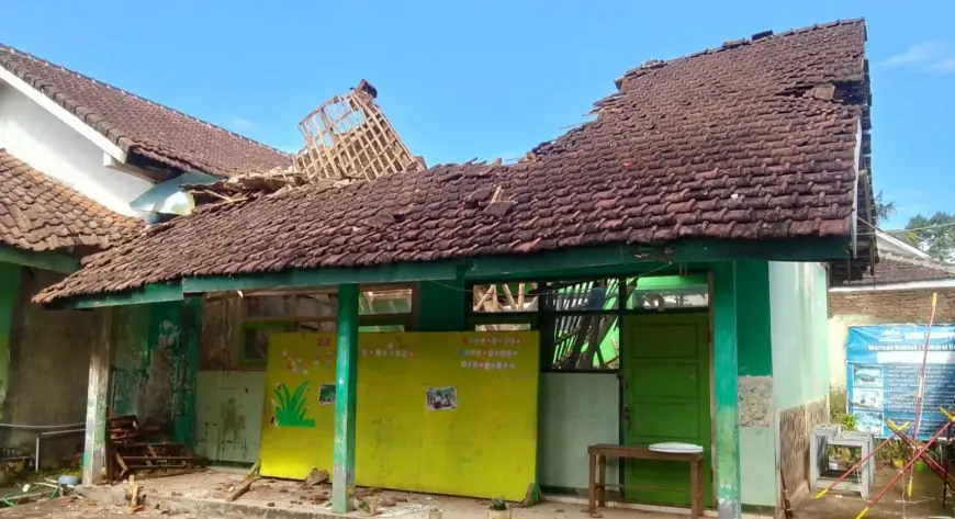 Ruang Kelas SDN Banyuputih 1 Ambruk, Dinas Pendidikan Bondowoso Ajukan Revitalisasi ke Pemerintah Pusat