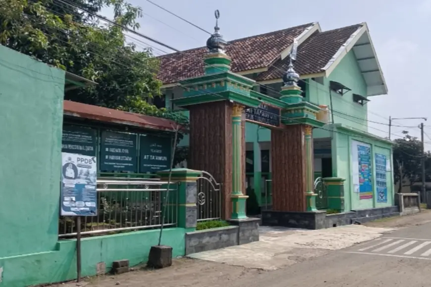 Diduga Akibat Keracunan Menu MBG, 5 Siswa Kediri Dirawat di Rumah Sakit