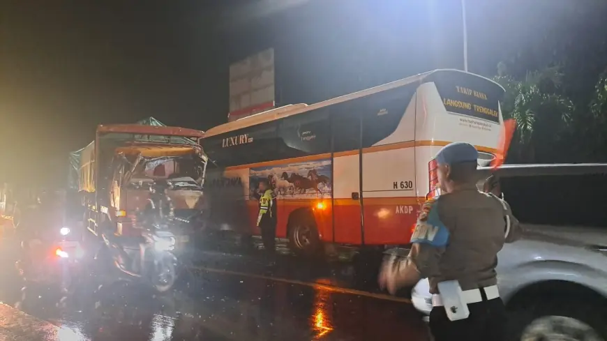 Langgar Marka Jalan, Bus Harapan Jaya Tabrakan dengan Truk Gandeng di Ngantru Tulungagung