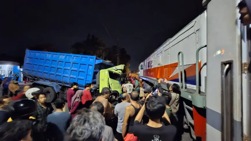 KAI Daop 7 Sesalkan Truk Terobos Perlintasan di Blitar Hingga Berujung Kecelakaan