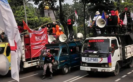 Ribuan Buruh Tiba Pukul 3 Sore di Kantor Gubernur Jatim, Ini 21 Tuntutan yang Dibawa di Aksi May Day 2026