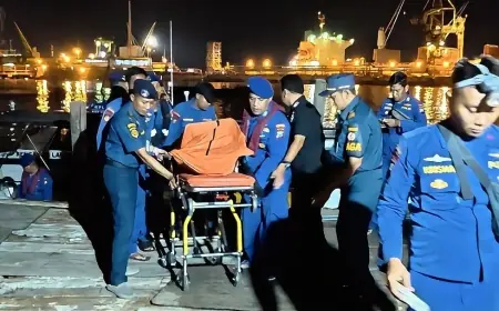 Perahu Bermuatan 3 Ton Besi Tua Karam di Perairan Gresik, Tim SAR Buru 2 Korban Hilang