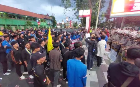 Puluhan Mahasiswa PMII Gelar Aksi Demo Di Depan Kantor Pemkot dan Kodim 0820, Ini Tuntutannya!!