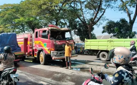 Iring-iringan Mobil Damkar Tabrak Truk Molen di Pasuruan