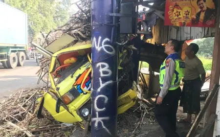 Diduga Rem Blong, Truk Tabrak Warung dan Tiang Baliho di Malang