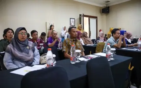 Hadapi Tantangan Industri Kreatif, Pengrajin Tenun Kota Kediri Dibekali Ilmu Pengembangan Desain