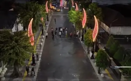 Tinjau Proyek Malam Hari, Bupati Jember Sebut Street Food Kartini Berjalan 30 Persen