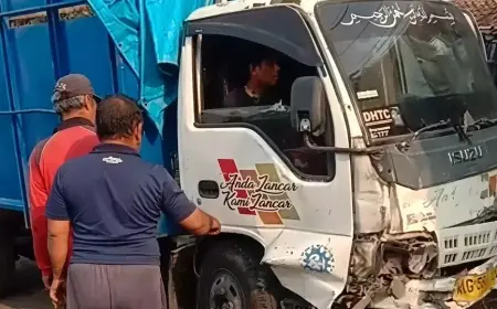 Sopir Mengantuk, Truk Genteng Tabrak Rumah dan Warkop Sidoarjo