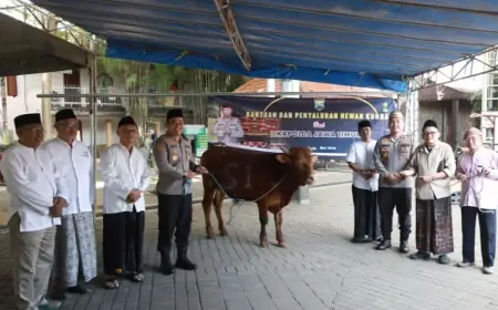 Sambut Iduladha 1447 H, Polres Jombang Serahkan Hewan Kurban ke Pesantren