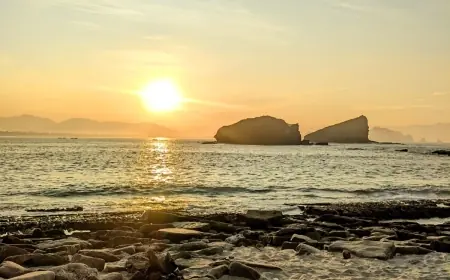 Senja di Papuma Jember Jadi Candu Wisatawan