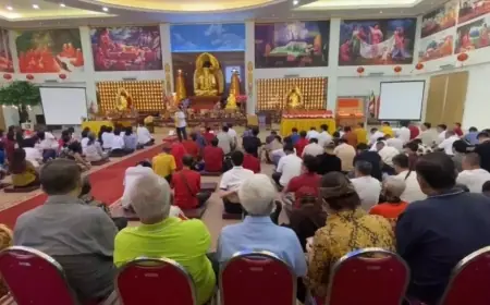 Ratusan Umat Buddha Surabaya Khidmat Peringati Detik-detik Waisak 2026