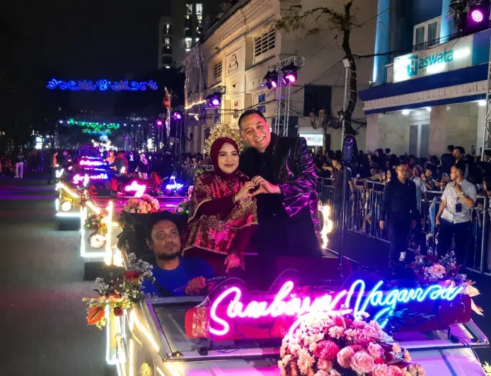 Surabaya Vaganza 2026 Jadi Magnet Wisata Malam, Ribuan Warga Tumpah Ruah di Sepanjang Rute Parade