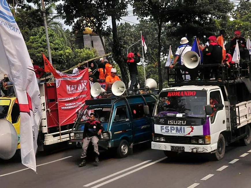 Ribuan Buruh Tiba Pukul 3 Sore di Kantor Gubernur Jatim, Ini 21 Tuntutan yang Dibawa di Aksi May Day 2026