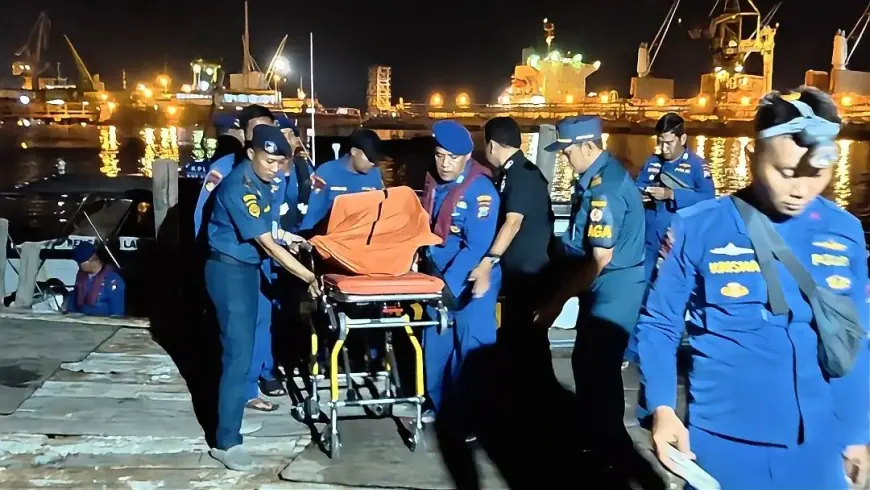 Perahu Bermuatan 3 Ton Besi Tua Karam di Perairan Gresik, Tim SAR Buru 2 Korban Hilang