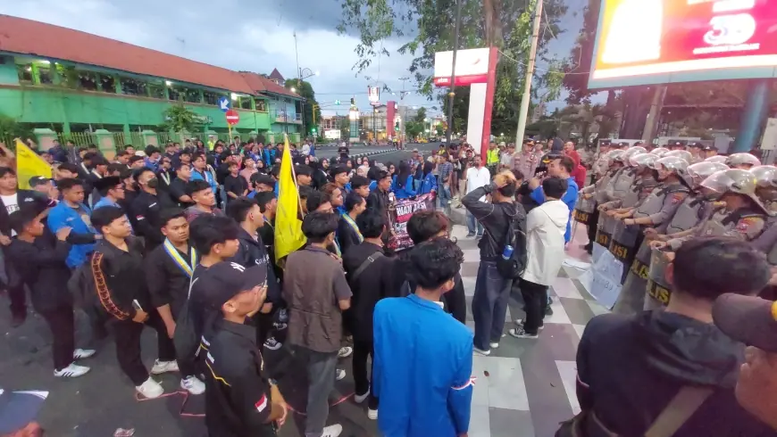 Puluhan Mahasiswa PMII Gelar Aksi Demo Di Depan Kantor Pemkot dan Kodim 0820, Ini Tuntutannya!!