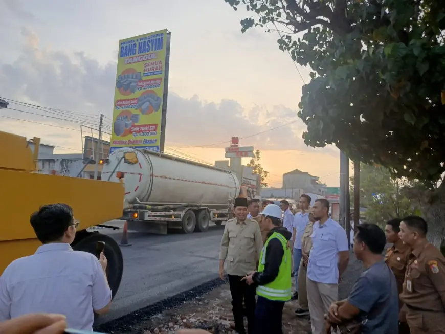Bupati Jember Tinjau Perbaikan Jalan Provinsi di Kencong