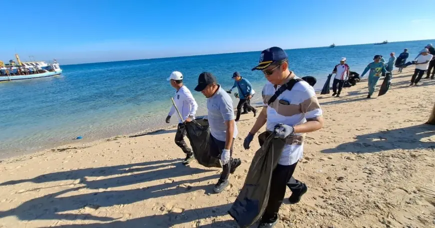 Bersih Pantai Gili Ketapang, Pemkab Probolinggo Ajak Masyarakat Jaga Wisata Bahari