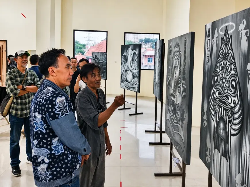Singgah di Gresik, Gerakan Seni Hitam Putih Ilustrasi Idiom Hadirkan Contemplation Art