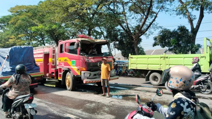 Iring-iringan Mobil Damkar Tabrak Truk Molen di Pasuruan