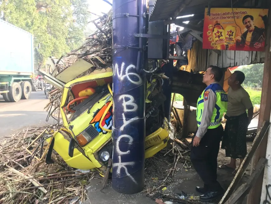Diduga Rem Blong, Truk Tabrak Warung dan Tiang Baliho di Malang