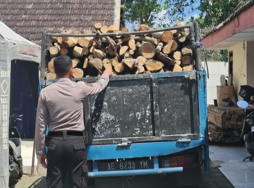Truk Bermuatan Kayu Jati Ilegal di Malang Diamankan Polisi