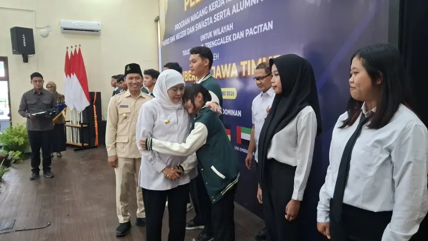 Gubernur Khofifah Lepas Ribuan Siswa SMK dan Alumni PMI Jatim Magang Kerja ke Luar Negeri