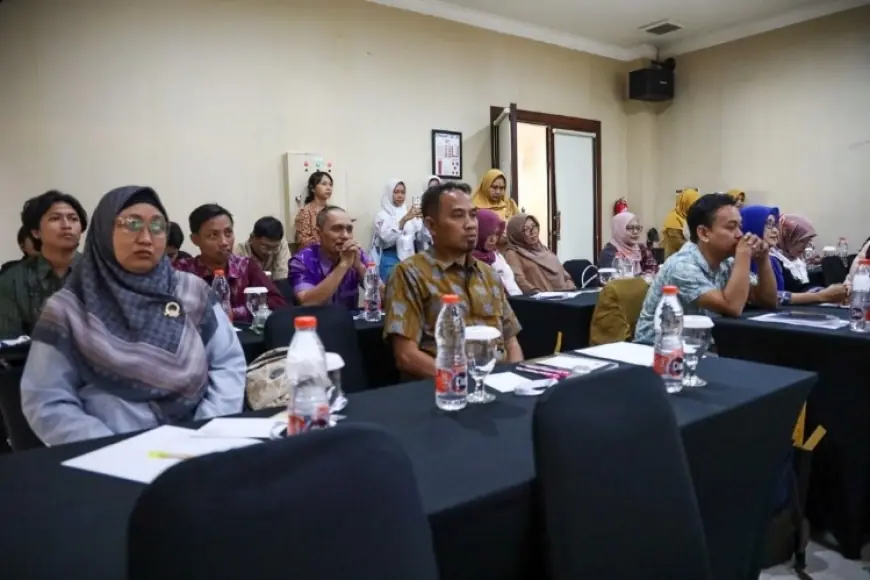 Hadapi Tantangan Industri Kreatif, Pengrajin Tenun Kota Kediri Dibekali Ilmu Pengembangan Desain