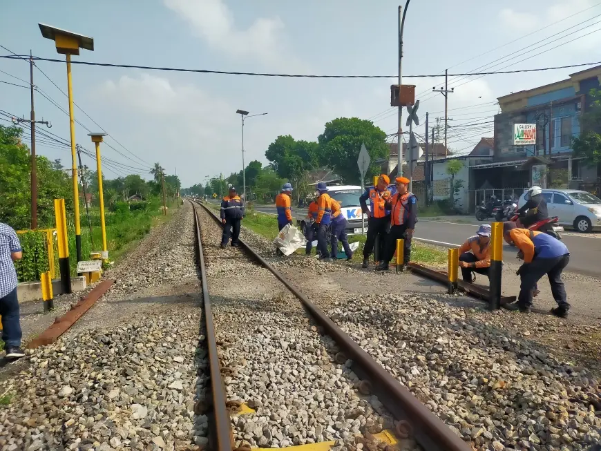 Cegah Kecelakaan, KAI Daop 7 Madiun Tutup Perlintasan Liar di Talun Blitar