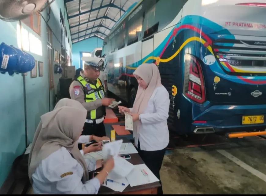 Tak Ingin Ambil Risiko, Polres Nganjuk Pastikan Bus Jemaah Haji Laik Jalan