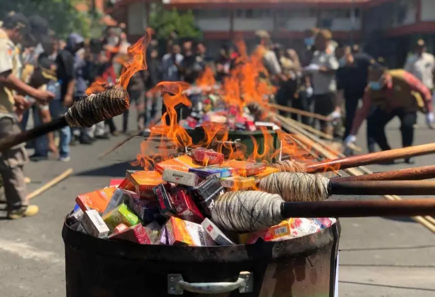 Momentum Hari Jadi ke-733, Pemkab Mojokerto  Musnahkan Rokok Ilegal Senilai Rp16,6 Miliar