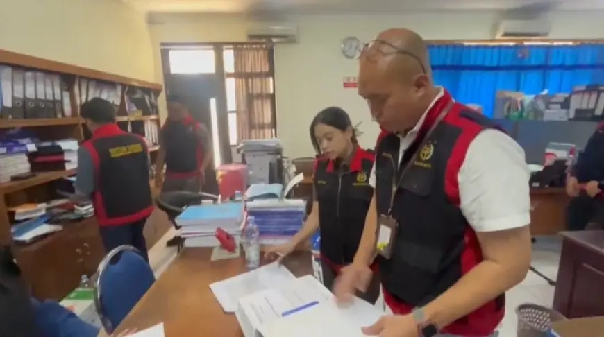 Geledah Dua Ruang Kerja Bapedda Nganjuk, 47 Dokumen Proyek Bendungan Margopatut Diamankan