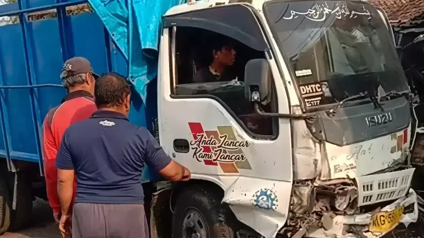 Sopir Mengantuk, Truk Genteng Tabrak Rumah dan Warkop Sidoarjo