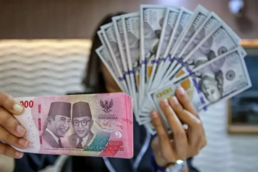 Rupiah Tertekan Dolar AS hingga Ringgit, Ini Biang Kerok Menurut Ekonom