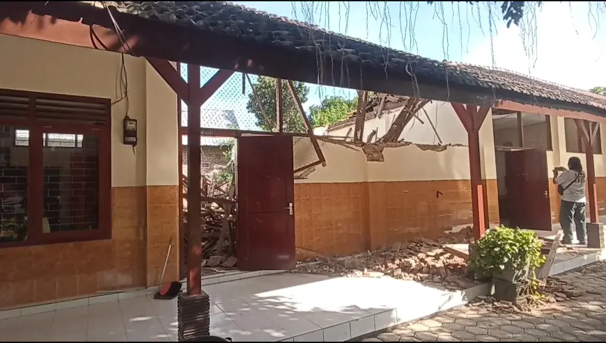 Ruang Kelas SDN 1 Babadan Tulungagung Ambruk, Puluhan Siswa Belajar di Perpustakaan dan Musala