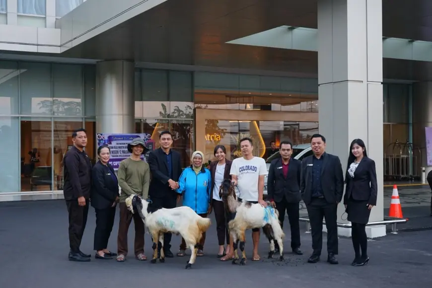 Melayani dengan Hati, Atria Hotel Malang Berbagi Hewan Kurban di Momen Iduladha